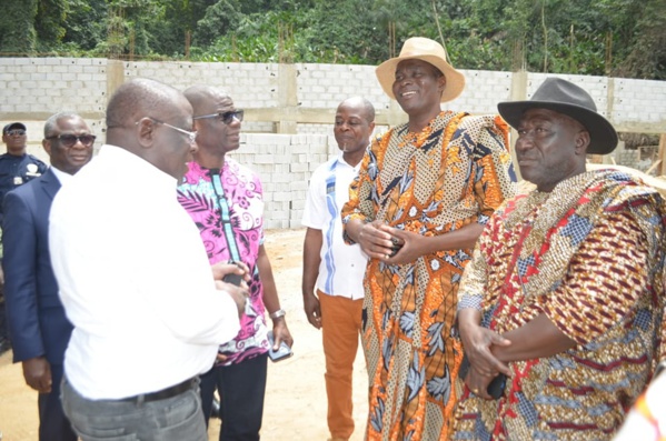 Baie du Banco : les chefs de villages Atchan sur le terrain 