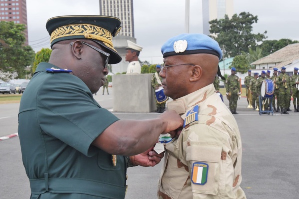 Décoration de 917 soldats ivoiriens de retour de mission