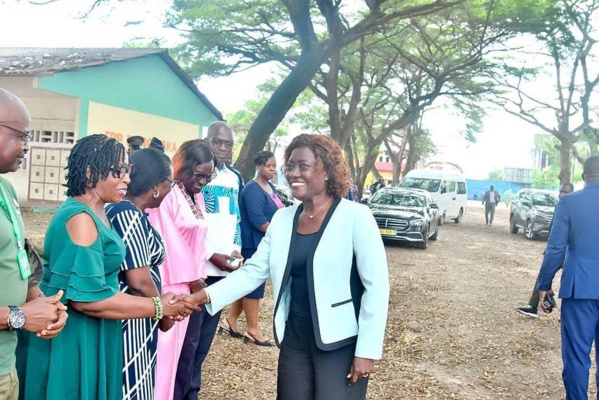 Mariatou Koné visite des établissements scolaires à Abidjan le 15 octobre 2024 face à la grève des enseignants © Crédit photo DR