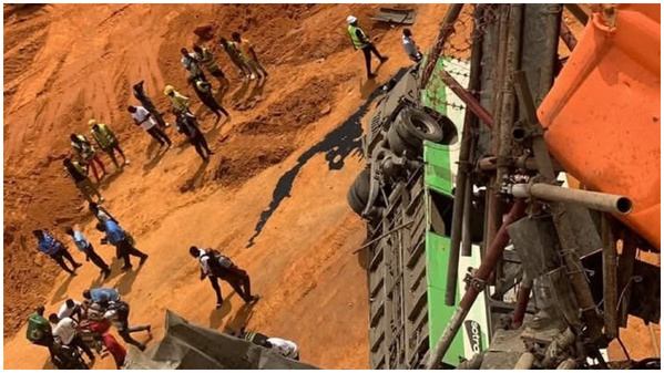 Un autobus SOTRA a chuté dans une excavation près de la Sorbonne au Plateau © Crédit photo DR