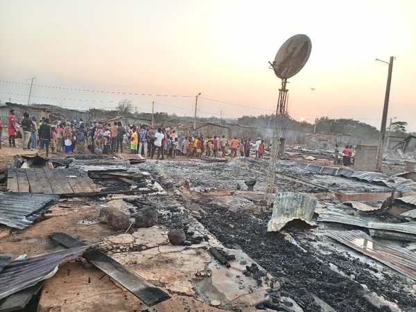 Un incendie a ravagé dimanche 18 habitations dans la cité ouvrière de Danzerville, près de Vavoua © Crédit photo DR