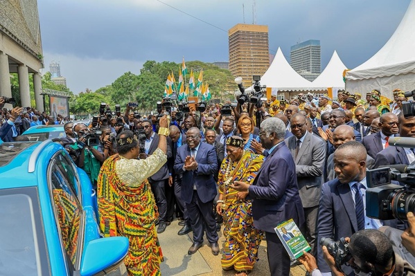 Cissé Bacongo offre 95 véhicules aux chefs Atchan et Akyé