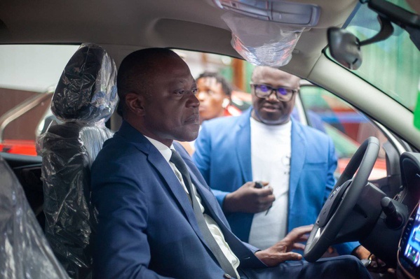 Le ministre Amadou Koné apporte son soutien à KPANDJI Automobiles © Crédit photo DR