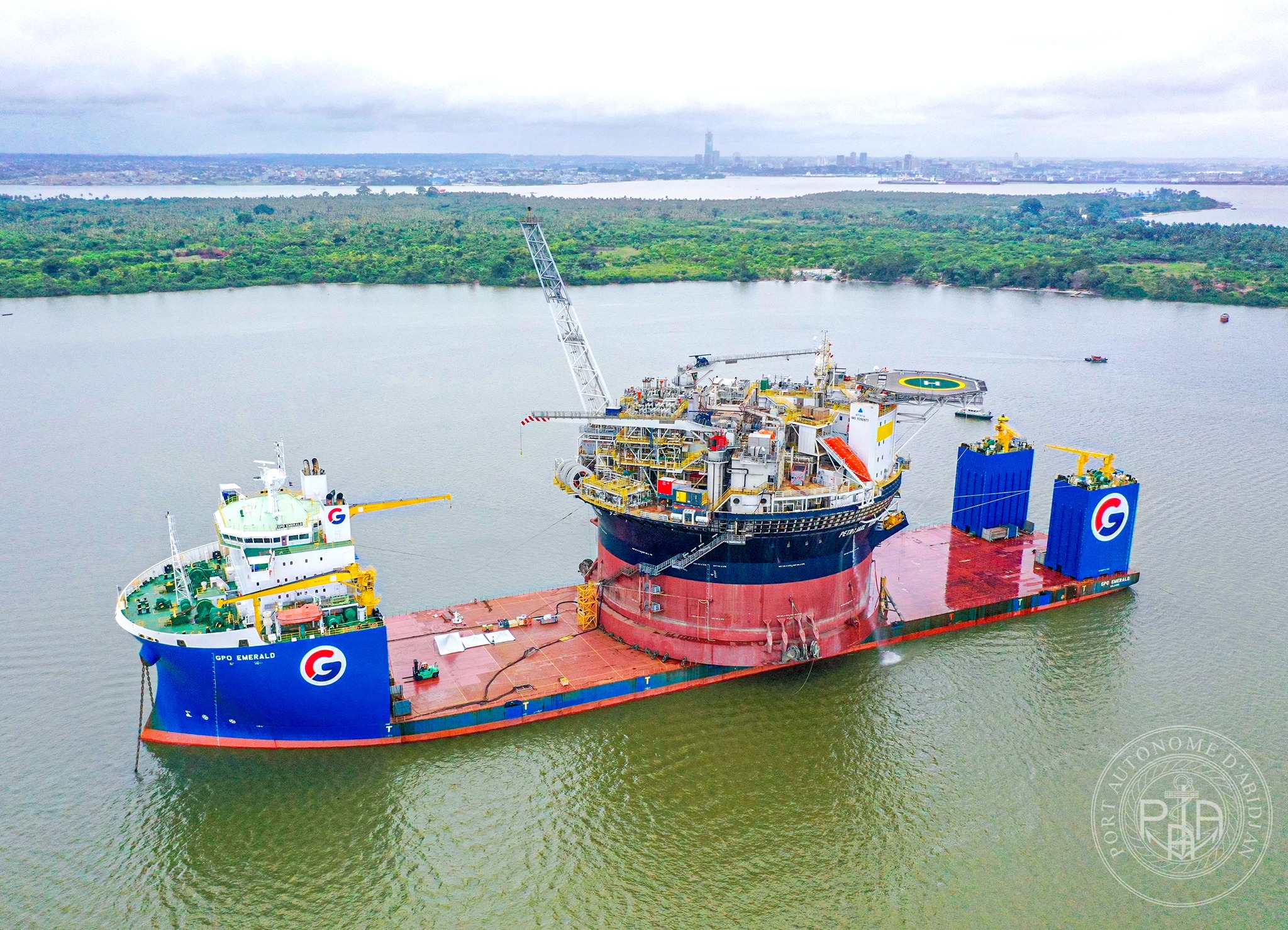 Gisement pétrolier Baleine : Arrivée du FPSO  "Petrojarl Kong" de 30 000 barils/jour à Abidjan © Crédit photo Sercom PAA