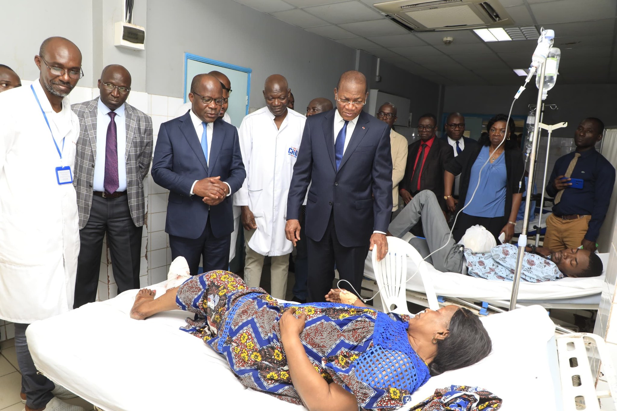 Les ministres Pierre Dimba et Bruno Koné visitent les blessés de l'accident du bus SOTRA au Plateau © Crédit photo DR