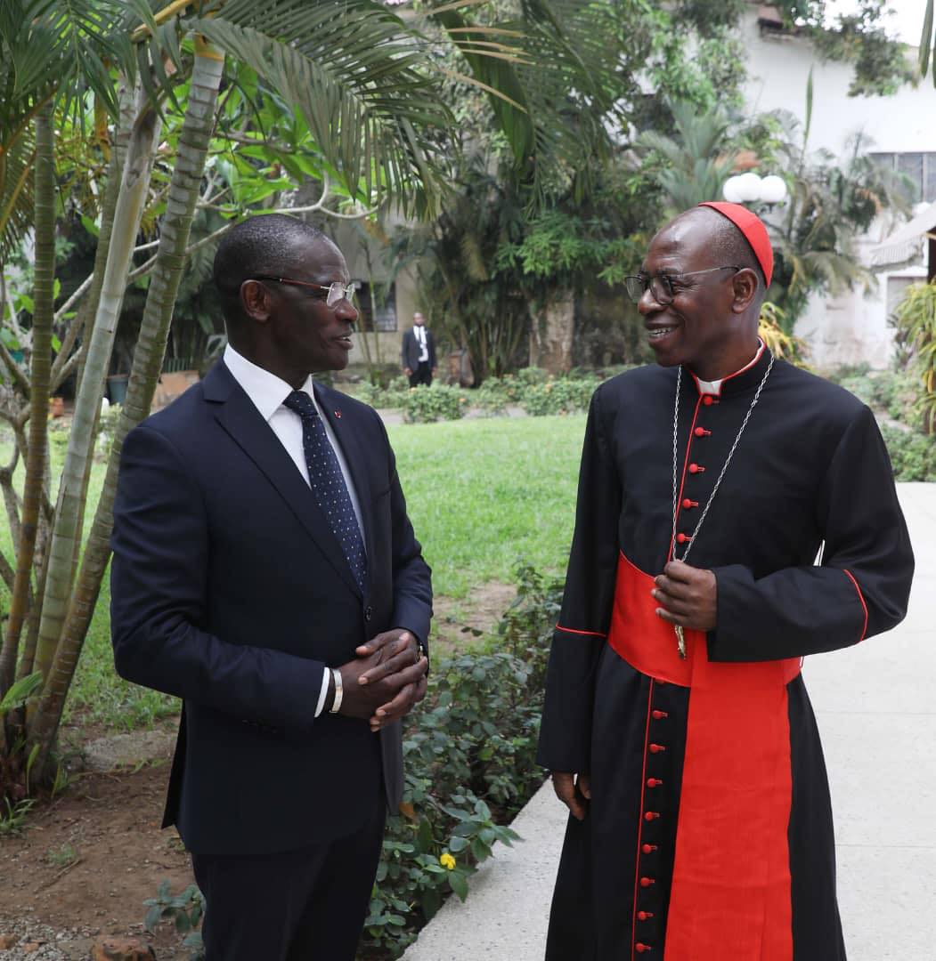 Le ministre Vagondo Diomande félicite le Cardinal Bessi © Crédit photo DR