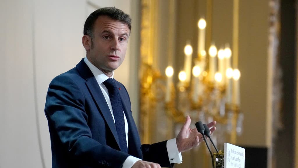 Le président français Emmanuel Macron suscite la controverse avec ses propos sur le retrait militaire © Crédit photo DR