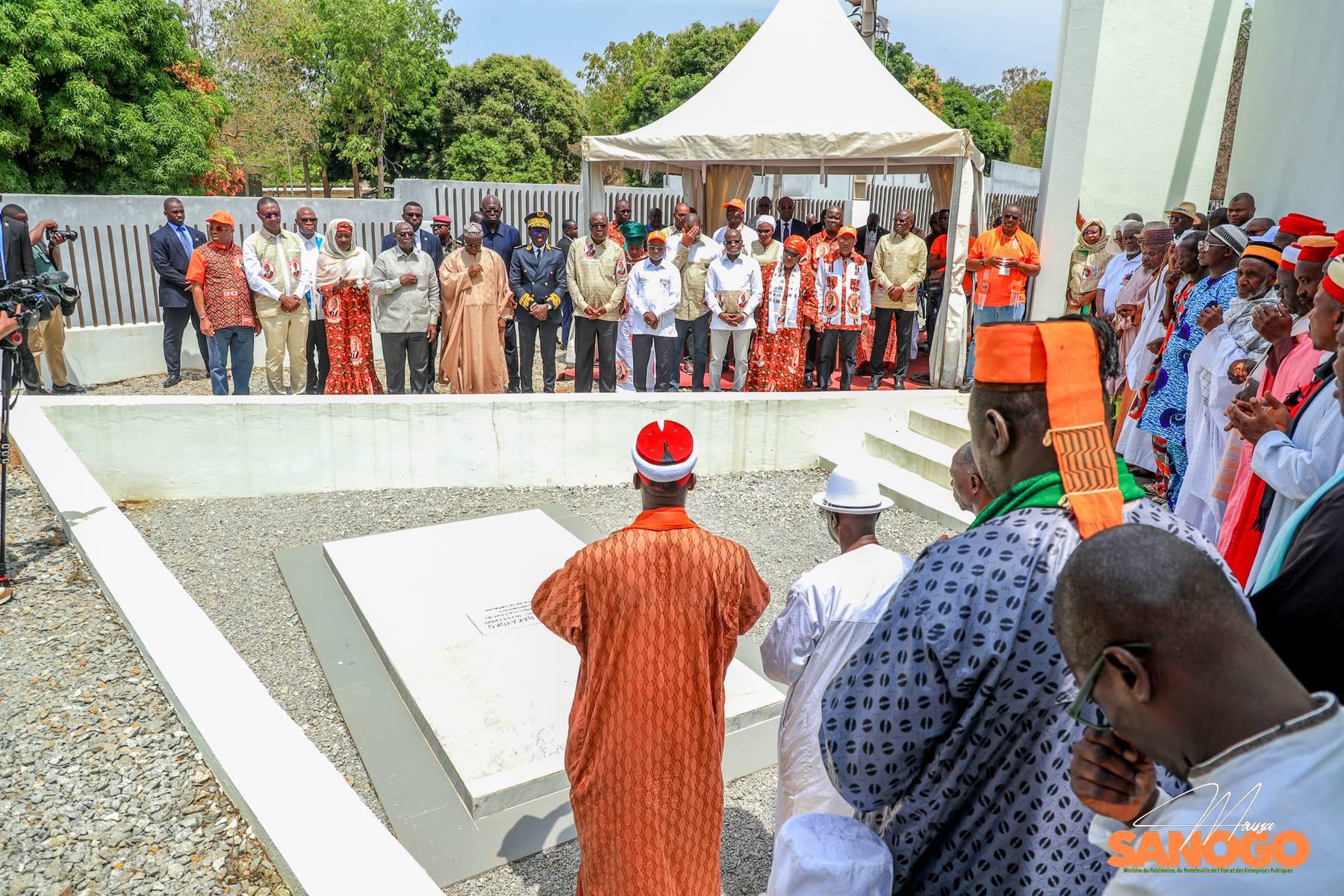 Tiémoko Meyliet Koné sur la tombe d'Hamed Bakayoko et Amadou Soumahoro © Crédit photo DR