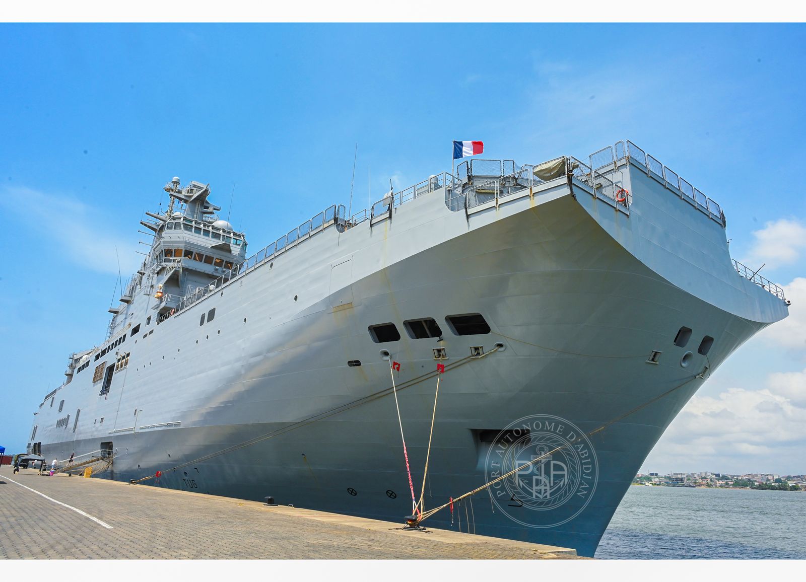 Deux navires militaires français au port d'Abidjan © Crédit photo DR