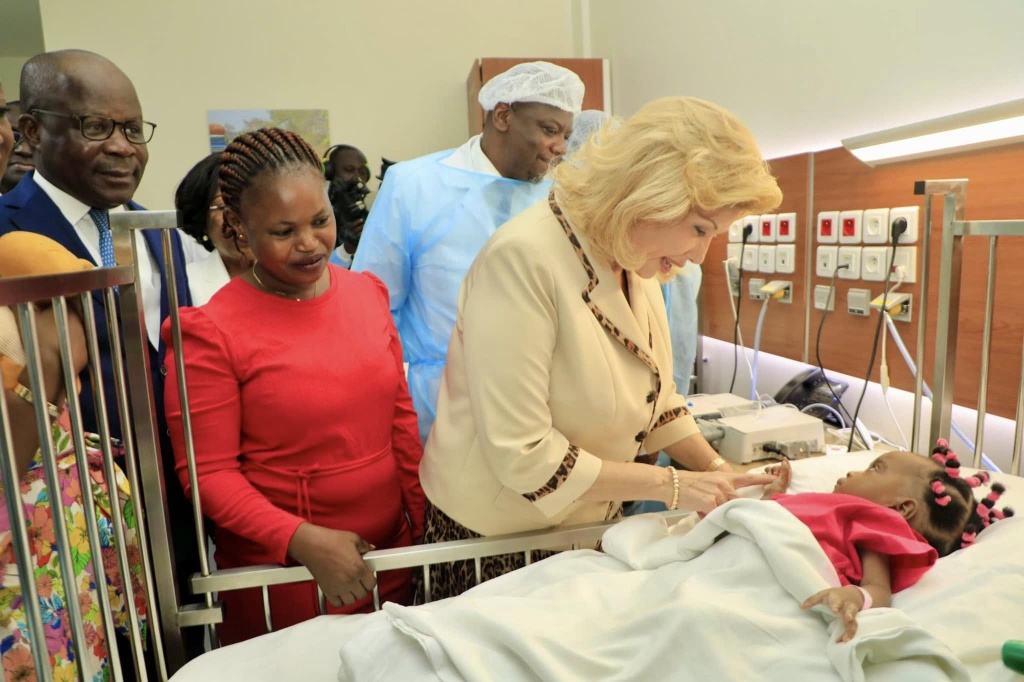 Dominique Ouattara visite Marie-Dominique et Grâce-Dominique, les sœurs siamoises séparées à Bingerville