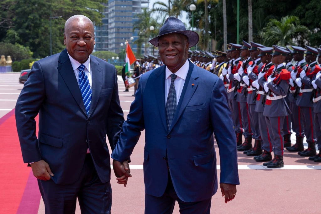 Poignée de main entre les Présidents Ouattara et Mahama