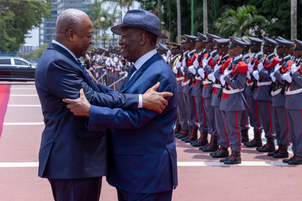 Poignée de main entre les Présidents Ouattara et Mahama